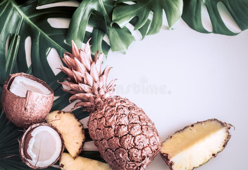 Sommarsammans?ttning med tropiska sidor och frukter p? vit bakgrund royaltyfri fotografi Sommarsammans?ttning med tropiska sidor och frukter p? vit bakgrund royaltyfri fotografi