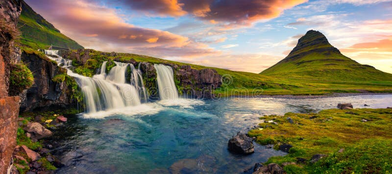 Sommarsolnedgång på den berömda Kirkjufellsfoss vattenfallet och Kirkjufell