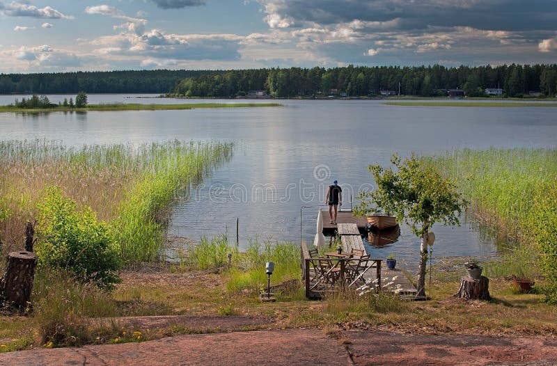Sommarsolnedgång vid sjön i Varmland arkivfoton Sommarsolnedgång vid sjön i Varmland arkivfoton