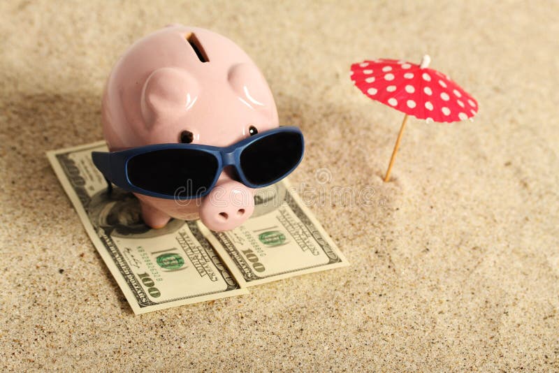 Sommarspargrisanseende på handduken från dollarsedeln hundra dollar med solglasögon på stranden och den röda slags solskydd arkivfoto Sommarspargrisanseende på handduken från dollarsedeln hundra dollar med solglasögon på stranden och den röda slags solskydd arkivfoto