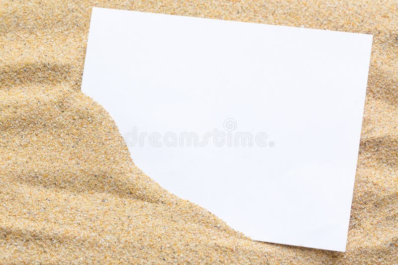 Sommarstil med tomt blankt papper på havssand. vit kortbakgrund för att lägga till text. sommarkontext royaltyfria bilder