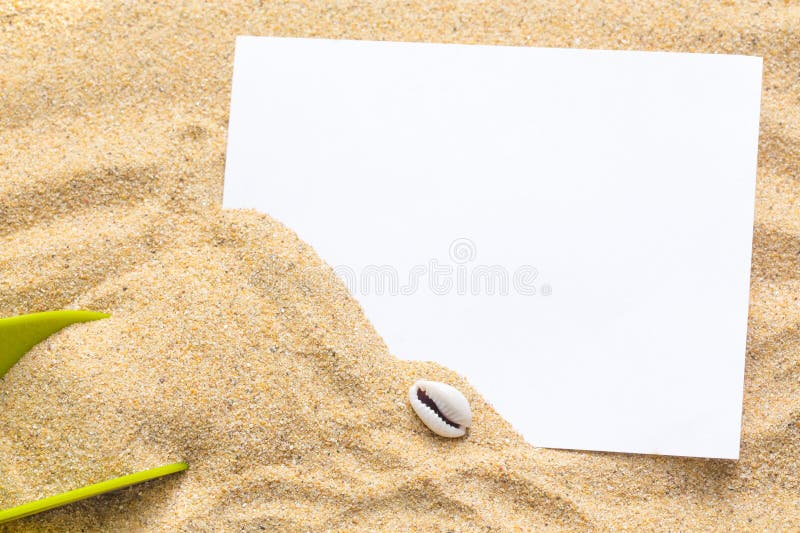 Sommarstil med tomt blankt papper på havssand. vit kortbakgrund för att lägga till text. sommarkontext royaltyfri fotografi