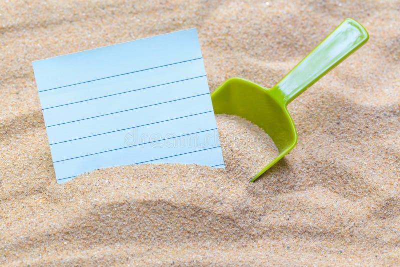 Sommarstil med tomt blankt papper på havssand. vit kortbakgrund för att lägga till text. sommarkontext royaltyfri foto