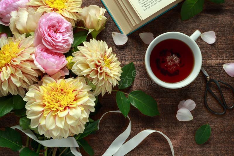 Sommartemate med den nytt valda blommabuketten: dahlior och rosor på trätabellen Lantlig stil arkivfoton Sommartemate med den nytt valda blommabuketten: dahlior och rosor på trätabellen Lantlig stil arkivfoton