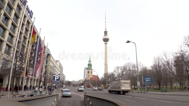 Sommartid längs karl liebknecht-strasse mot berliner fernsehturm-tv-tornberlin-gromånga