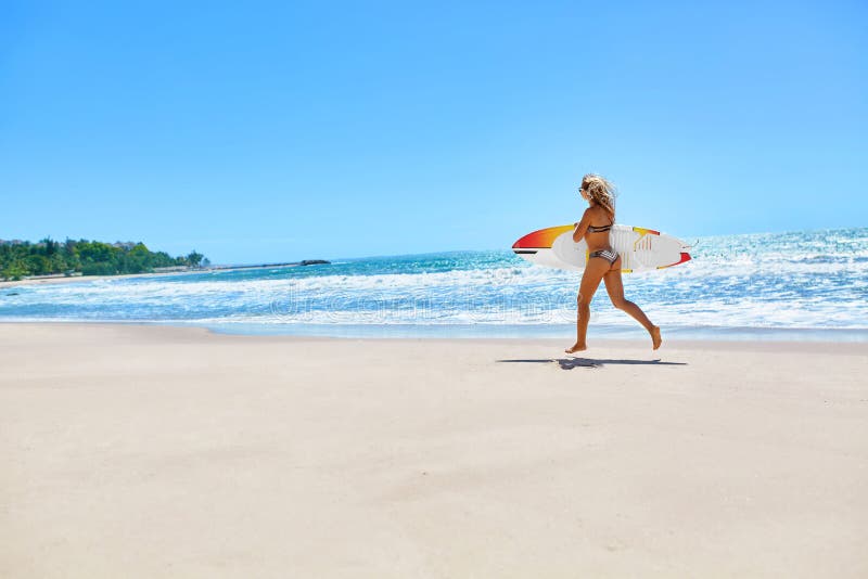 Sommartid surfa Sommarsport Kvinna med surfingbrädaspring royaltyfri foto Sommartid surfa Sommarsport Kvinna med surfingbrädaspring royaltyfri foto