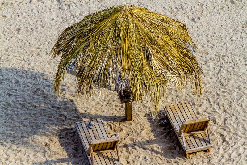 Sommartidvardagsrumstolar, tabell och skugga på stranden royaltyfria bilder Sommartidvardagsrumstolar, tabell och skugga på stranden royaltyfria bilder