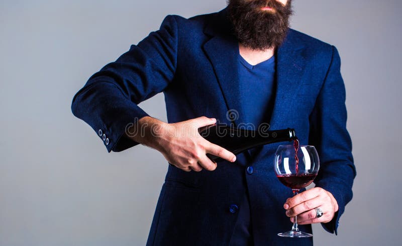 Sommelierman, degustator, vinodling, manlig vinproducent Flaska rött vinexponeringsglas Skäggman som uppsökas, sommelier, avsmakn fotografering för bildbyråer Sommelierman, degustator, vinodling, manlig vinproducent Flaska rött vinexponeringsglas Skäggman som uppsökas, sommelier, avsmakn fotografering för bildbyråer