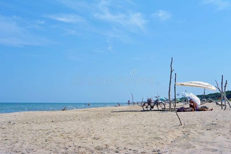 Sommer, der mit einem Zelt an einem einsamen wilden Strand Lido di Classe, Italien kampiert lizenzfreie stockbilder Sommer, der mit einem Zelt an einem einsamen wilden Strand Lido di Classe, Italien kampiert lizenzfreie stockbilder