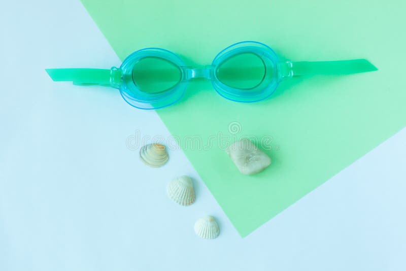 Sommer flatlay mit watersport Schutzbrillen-, tadellosem und hellblauemhintergrund, minimalistic Art, Kopienraum lizenzfreie stockfotos Sommer flatlay mit watersport Schutzbrillen-, tadellosem und hellblauemhintergrund, minimalistic Art, Kopienraum lizenzfreie stockfotos