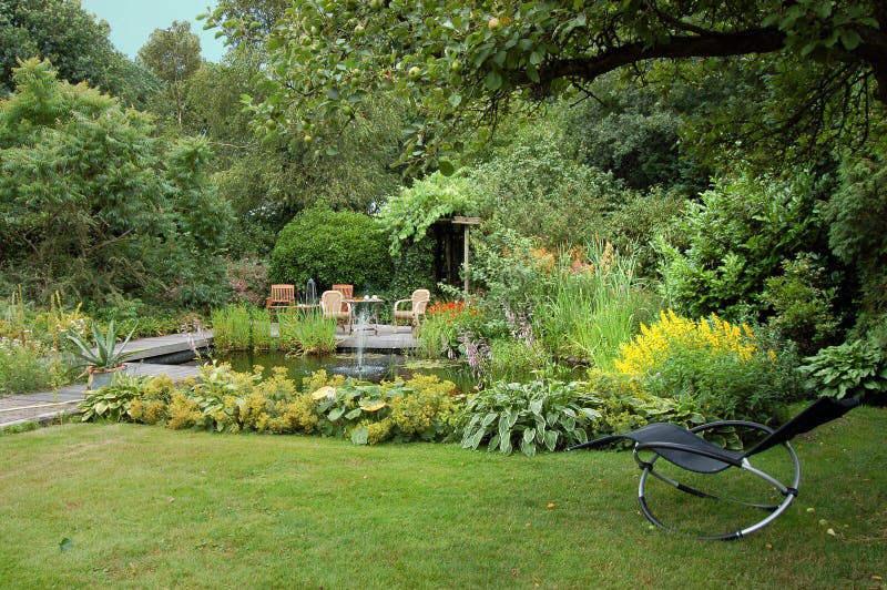 Brunnen im leeren Garten stockbild. Bild von hochzeit - 5596341
