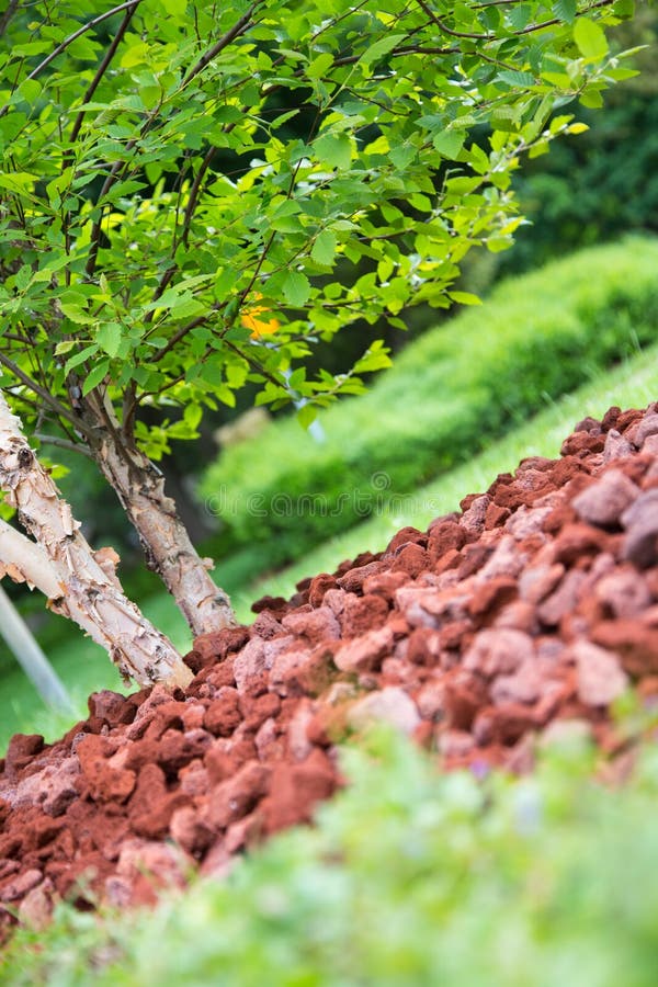 Roter Lavasteingarten stockfoto. Bild von gesamtheit - 53725582