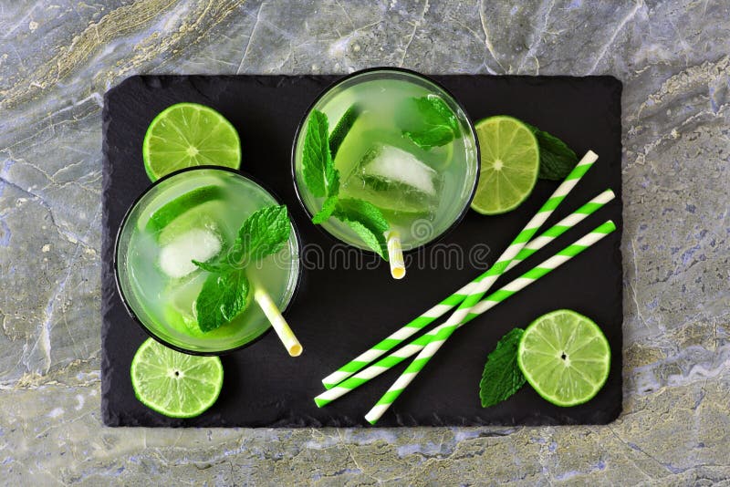 Sommer limeade, Draufsicht über einen Schieferserver stockfotografie Sommer limeade, Draufsicht über einen Schieferserver stockfotografie