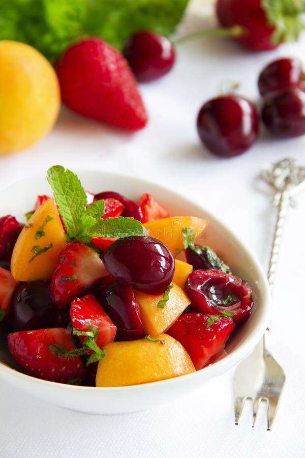 Sommer-Obstsalat Mit Erdbeeren Stockbild - Bild von erdbeere, minze ...