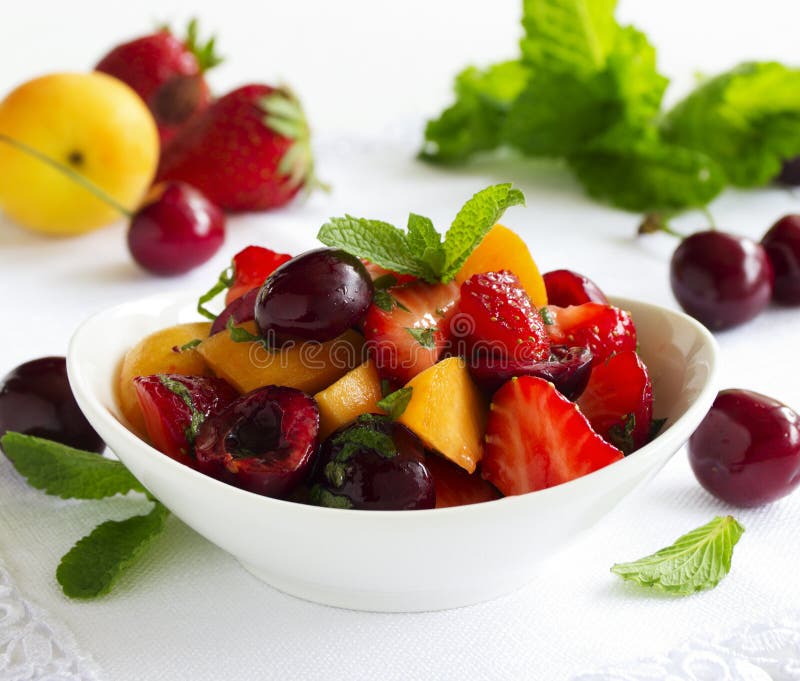 Sommer-Obstsalat Mit Erdbeeren Stockbild - Bild von erdbeere, minze ...