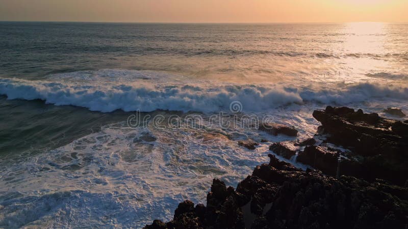 Sommer Ozean Splash Sonnenaufgang Licht Drohne Aussicht. Sonnenstrahlen, die das Rippenmeer reflektieren