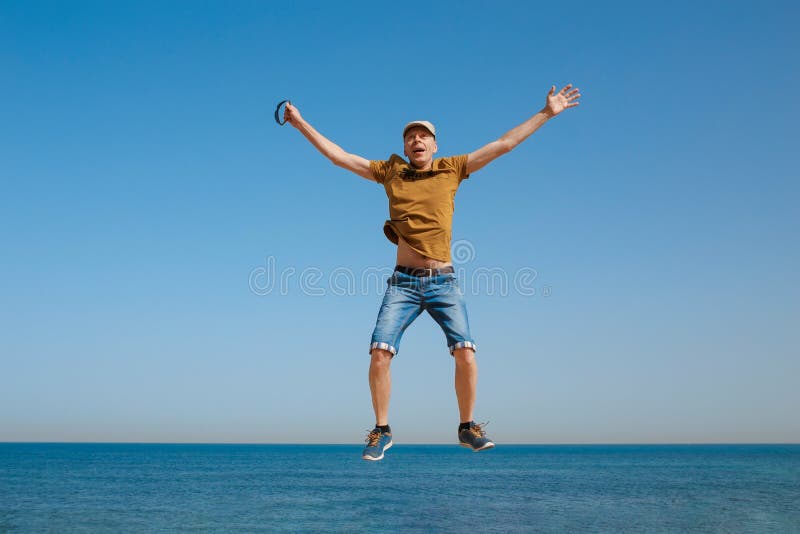 Sommer Positiver Sprung über den Meereshorizont stockbild Sommer Positiver Sprung über den Meereshorizont stockbild
