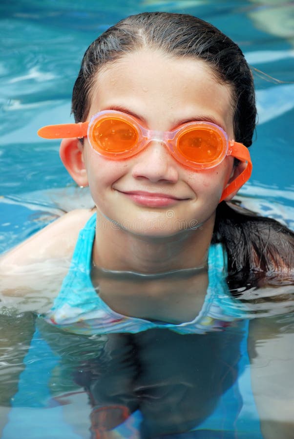 Sommer-Schwimmen mit Schutzbrillen