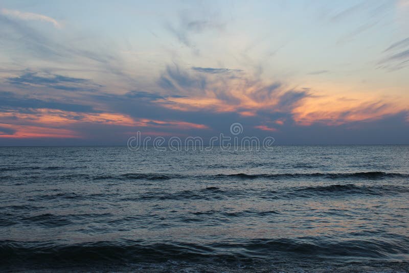 Sommer-Sonnenuntergang auf Michigansee lizenzfreie stockfotografie Sommer-Sonnenuntergang auf Michigansee lizenzfreie stockfotografie