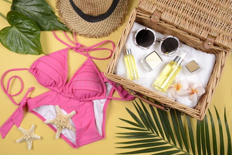Sommer und Lichtschutz, Schönheitskosmetikprodukt für Hautpflege und Frauenzubehör auf dem beachSun Schutz-Produktkonzept stockbilder Sommer und Lichtschutz, Schönheitskosmetikprodukt für Hautpflege und Frauenzubehör auf dem beachSun Schutz-Produktkonzept stockbilder