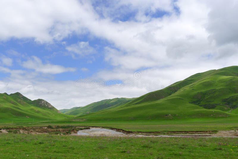 Sommerberge unter blauem Himmel lizenzfreie stockfotos Sommerberge unter blauem Himmel lizenzfreie stockfotos