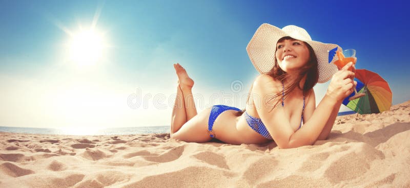 Sommerferien, das reisende Mädchen, entspannen sich auf dem Strand auf einem backgrou stockfotografie Sommerferien, das reisende Mädchen, entspannen sich auf dem Strand auf einem backgrou stockfotografie