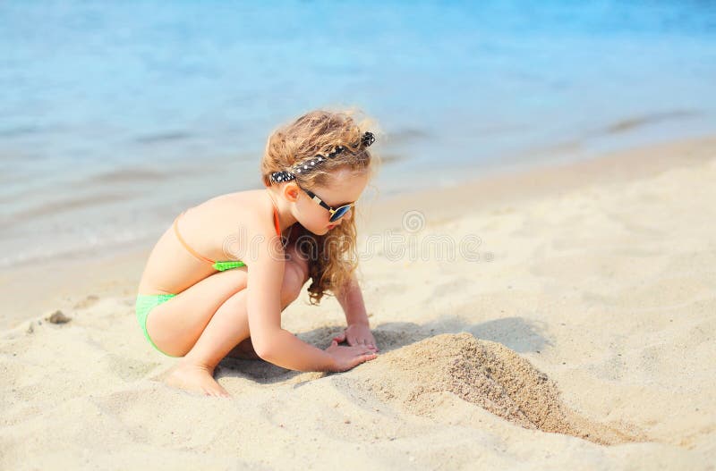 Sommerferien, Reisekonzept - Kind des kleinen Mädchens auf dem Strandspielen stockfotos Sommerferien, Reisekonzept - Kind des kleinen Mädchens auf dem Strandspielen stockfotos