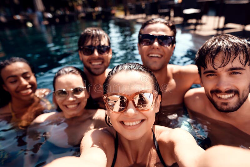 Sommerferienfreunde zusammen an der Schwimmenpool-party Schwimmenpool-party lizenzfreie stockbilder Sommerferienfreunde zusammen an der Schwimmenpool-party Schwimmenpool-party lizenzfreie stockbilder