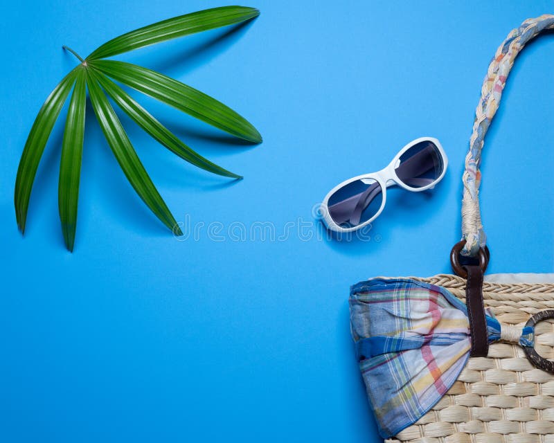 Sommerferienhintergrund, Strandzubehör auf blauer Hintergrund, Sommerferien Fahne, Ferien und Reiseeinzelteilen Beschneidungspfad stockbild Sommerferienhintergrund, Strandzubehör auf blauer Hintergrund, Sommerferien Fahne, Ferien und Reiseeinzelteilen Beschneidungspfad stockbild