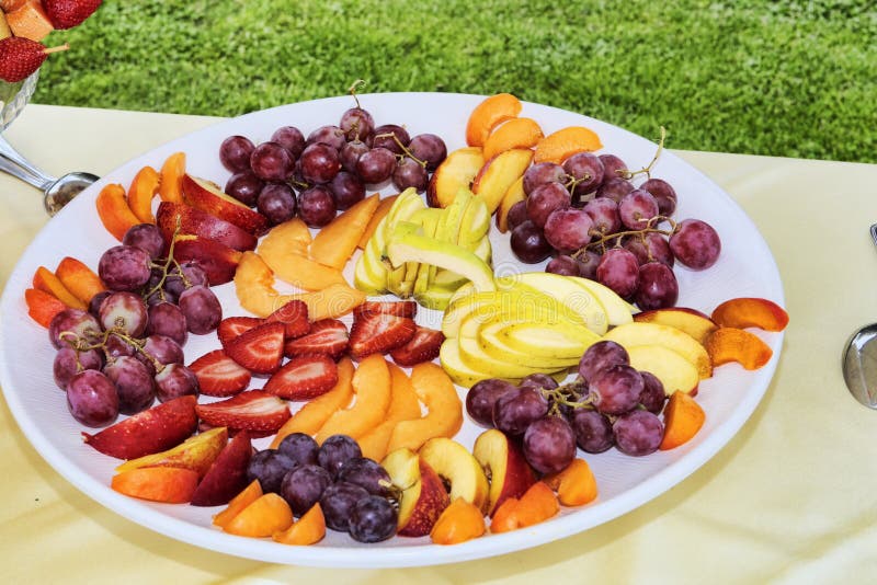 Sommerfest mit einer Servierplatte der frischen Frucht, zum mit Freunden zu genießen stockfotografie Sommerfest mit einer Servierplatte der frischen Frucht, zum mit Freunden zu genießen stockfotografie