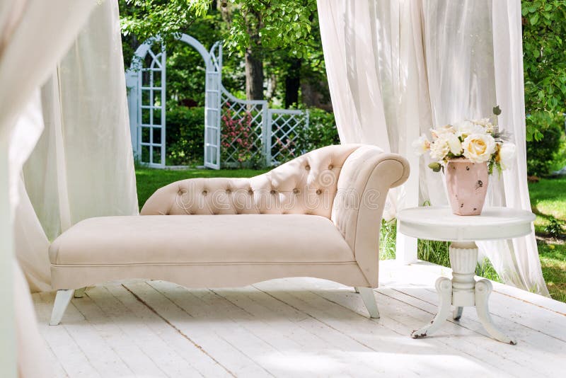 Sommergarten Gazebo mit Vorhängen und Sofa für Entspannung lizenzfreie stockfotografie Sommergarten Gazebo mit Vorhängen und Sofa für Entspannung lizenzfreie stockfotografie