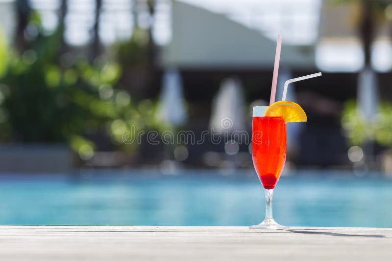 Sommergetränk mit Unschärfestrand auf Hintergrund lizenzfreie stockfotografie Sommergetränk mit Unschärfestrand auf Hintergrund lizenzfreie stockfotografie