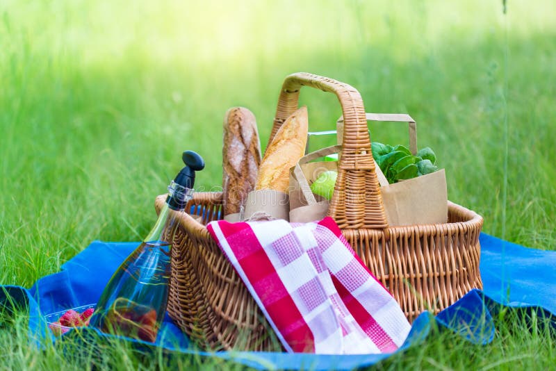 Sommerkorb für Picknick mit Wein, Brot, Früchten und Snäcken stockfotos
