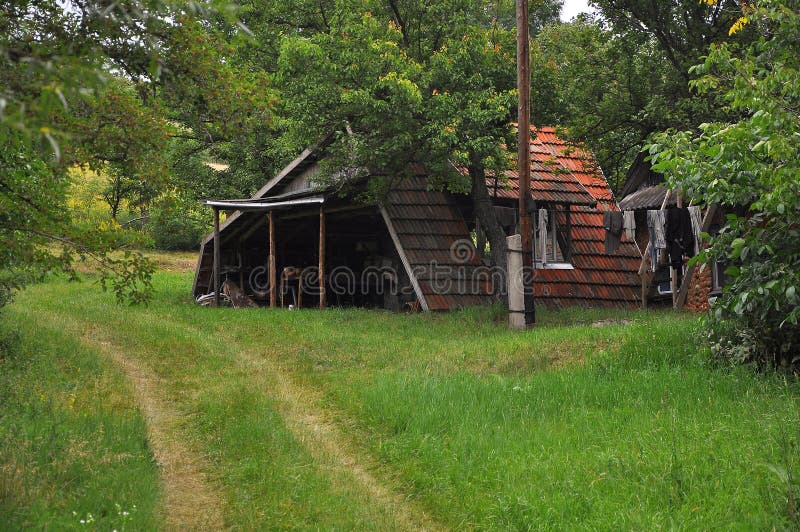 Sommerlandschaft mit Staubstraßen unter hohen grünen Hügeln stockfotografie Sommerlandschaft mit Staubstraßen unter hohen grünen Hügeln stockfotografie