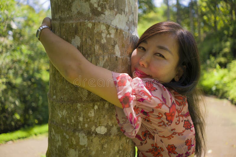 Sommerlifestyle-Portrait von jungen, wunderschönen und spielerischen Asiatischen Frauen, die auf Baumstämmen und tropischem Holz lizenzfreies stockfoto Sommerlifestyle-Portrait von jungen, wunderschönen und spielerischen Asiatischen Frauen, die auf Baumstämmen und tropischem Holz lizenzfreies stockfoto