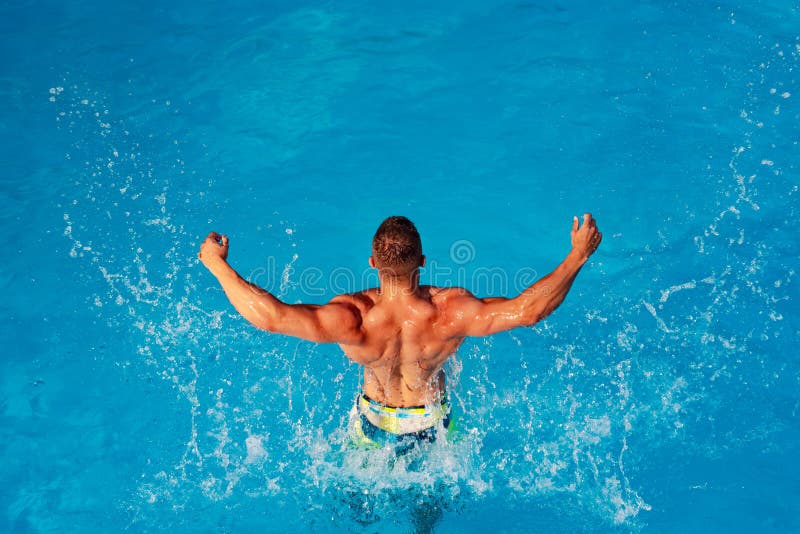 Sommerm?nner - aufgeregt Luxusswimmingpool Entspannen Sie sich im BadekurortSwimmingpool Gut aussehender Mann, der Spa? in der So lizenzfreie stockfotos Sommerm?nner - aufgeregt Luxusswimmingpool Entspannen Sie sich im BadekurortSwimmingpool Gut aussehender Mann, der Spa? in der So lizenzfreie stockfotos