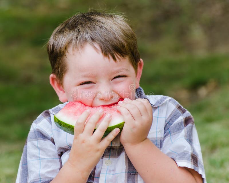 Sommerporträt des netten Kleinkindes Wassermelone essend lizenzfreies stockbild Sommerporträt des netten Kleinkindes Wassermelone essend lizenzfreies stockbild