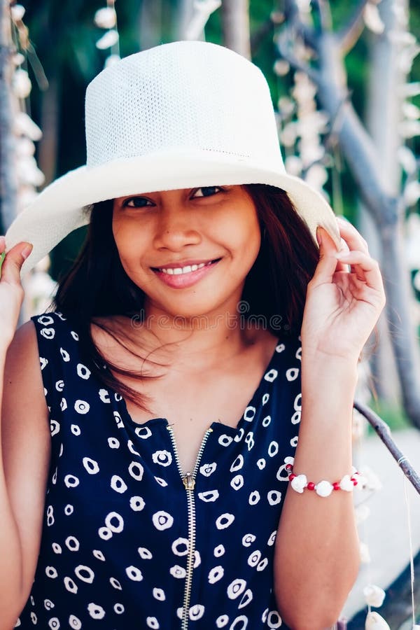 Sommerporträt des schönen jungen asiatischen Mädchens mit Hut auf dem Strand lizenzfreies stockbild Sommerporträt des schönen jungen asiatischen Mädchens mit Hut auf dem Strand lizenzfreies stockbild
