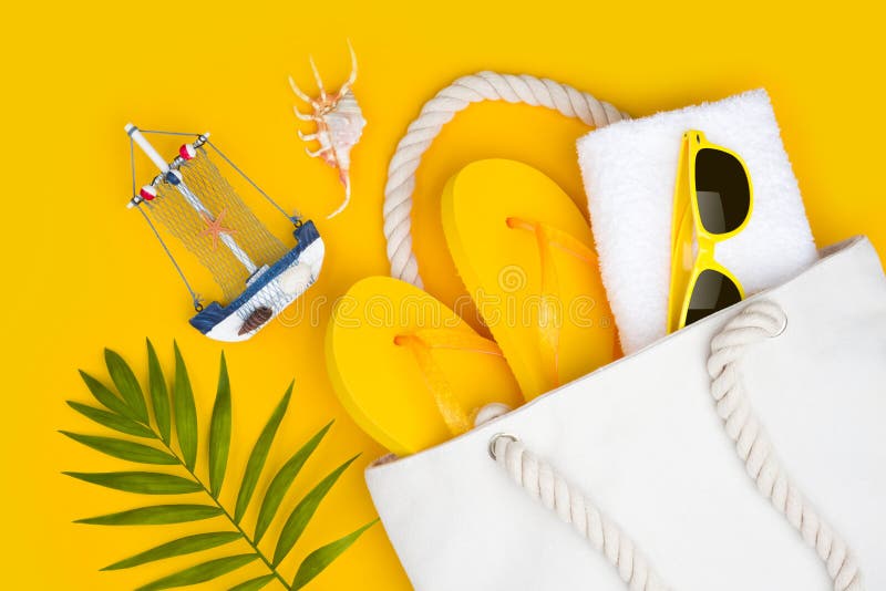 Sommerreisekonzept Feriensymbole und -zusätze auf gelbem Hintergrund stockfotografie Sommerreisekonzept Feriensymbole und -zusätze auf gelbem Hintergrund stockfotografie