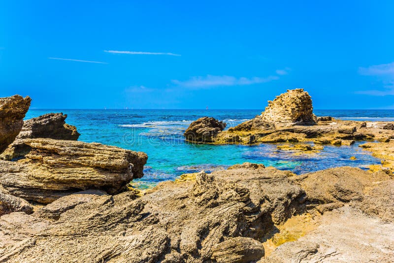 Sommerso nelle rovine del mare delle fortificazioni immagine stock libera da diritti Sommerso nelle rovine del mare delle fortificazioni immagine stock libera da diritti