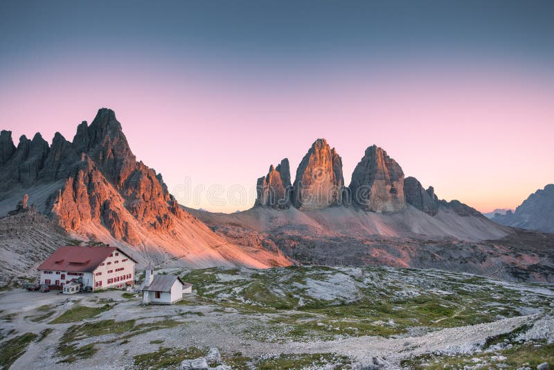 Sommersonnenuntergang in Tre Cime di Lavaredo im Dolomitbereich