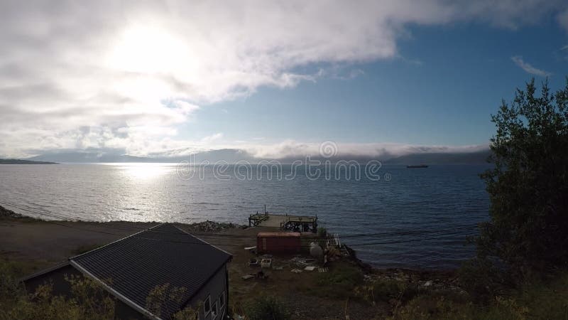 Sommersonnenuntergang über blauer Fjordlandschaft in Nord-Norwegen