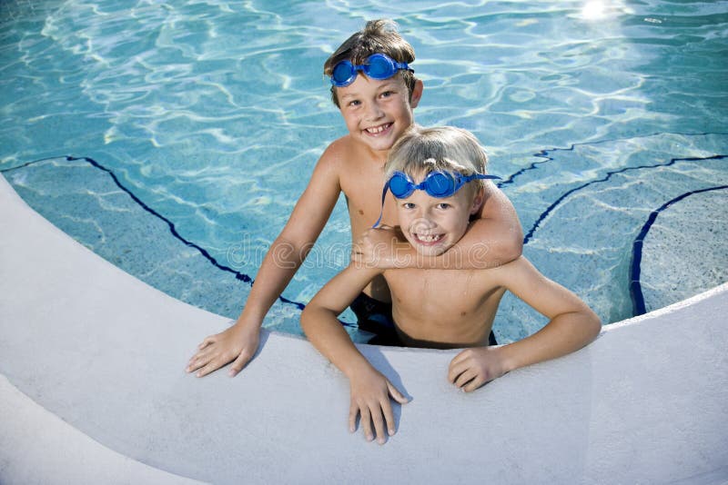 Sommerspaß, Jungen, die im Swimmingpool spielen stockfoto