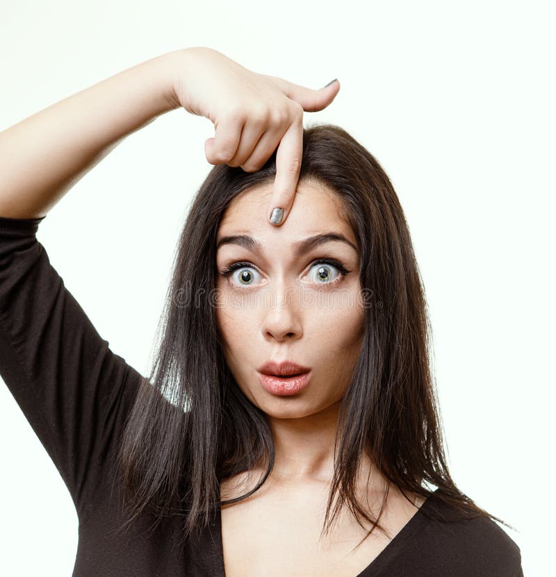 Sommersprossige Jugendliche, die lustiges dummes Gesicht macht stockbild Sommersprossige Jugendliche, die lustiges dummes Gesicht macht stockbild