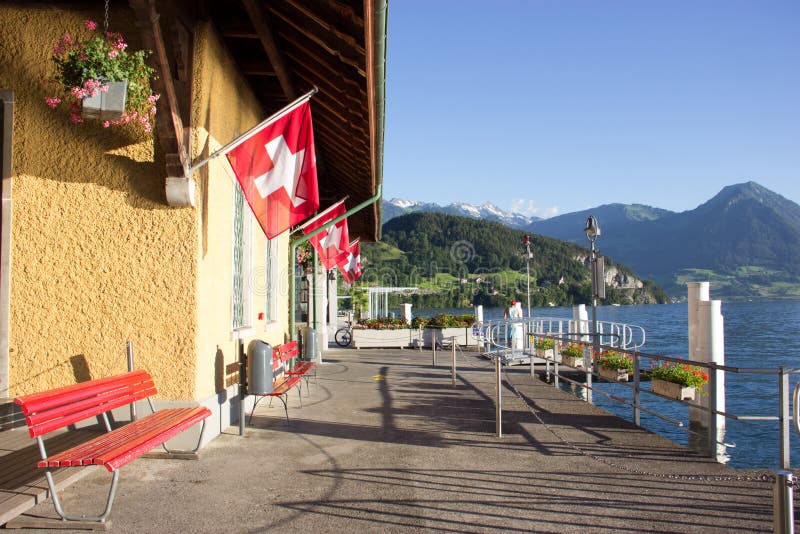 Sommertagesansicht des Vitznau-Bootspiers auf Luzerner See, Luzerne, die Schweiz Schweizer-Durchlaufpassagier kann zu Rigi Kulm s lizenzfreies stockfoto Sommertagesansicht des Vitznau-Bootspiers auf Luzerner See, Luzerne, die Schweiz Schweizer-Durchlaufpassagier kann zu Rigi Kulm s lizenzfreies stockfoto
