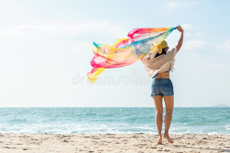 Sommerurlaub Reisende Frauen Entspannung und Freude Spaß am Strand, so glücklich und Luxus und Ziel im Sommer Touris