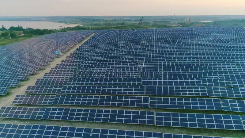 Sommet aérien du drone tiré des panneaux solaires de la station d'énergie propre avec sunlighting. Concept d'énergie renouvelables