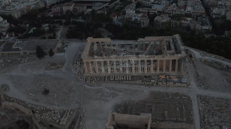 Sommet aérien en bas de vue d'oiseaux de l'Acropole à Athènes Grèce au crépuscule banque de vidéos