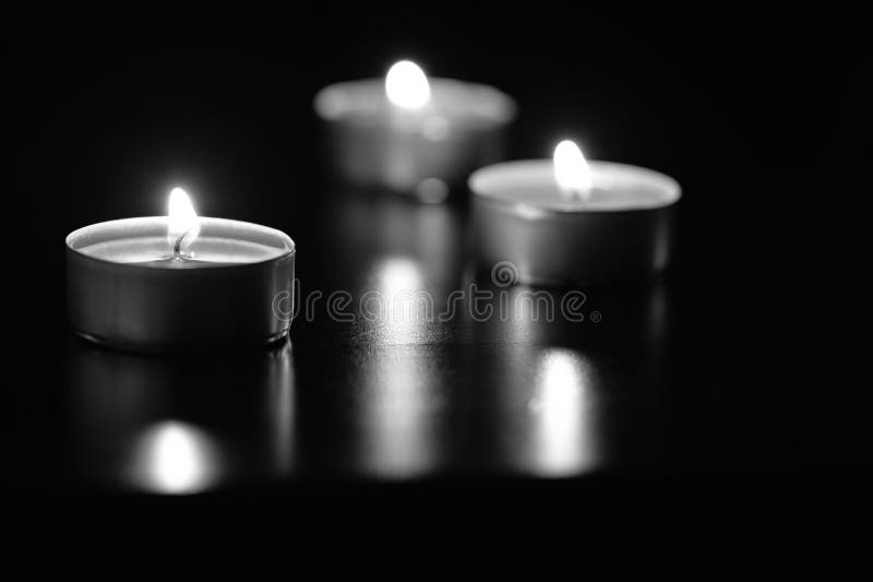 Sommige Brandende Kaarsen in Donker, Zwart-wit Stock Afbeelding - Image of verbranding, 80741827
