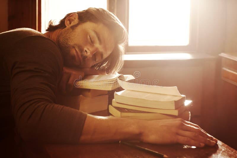 Somn obosit și om cu cărți student și oboseală cu studii universitare și burnout. Persoană academică și tip royalty free stock photography